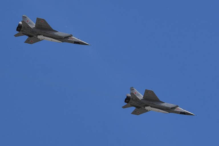 Caças russos MiG-31K, armados com mísseis hiperônicos Kinjal, durante exibição em Moscou - AFP - 9.mai.2018