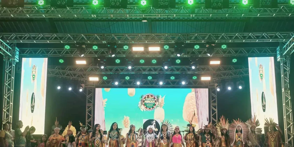 Segunda noite do tradicional Festival do Abacaxi, em Tarauacá, é sucesso de público