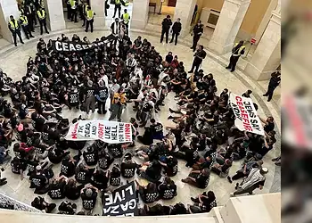 Judeus invadem Congresso dos EUA pedindo o fim da violência contra palestinos e são presos