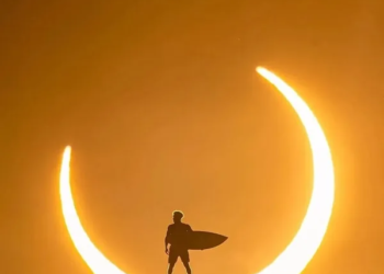 Surfista Italo Ferreira realiza ensaio fotográfico durante eclipse solar; veja