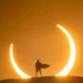 Surfista Italo Ferreira realiza ensaio fotográfico durante eclipse solar; veja