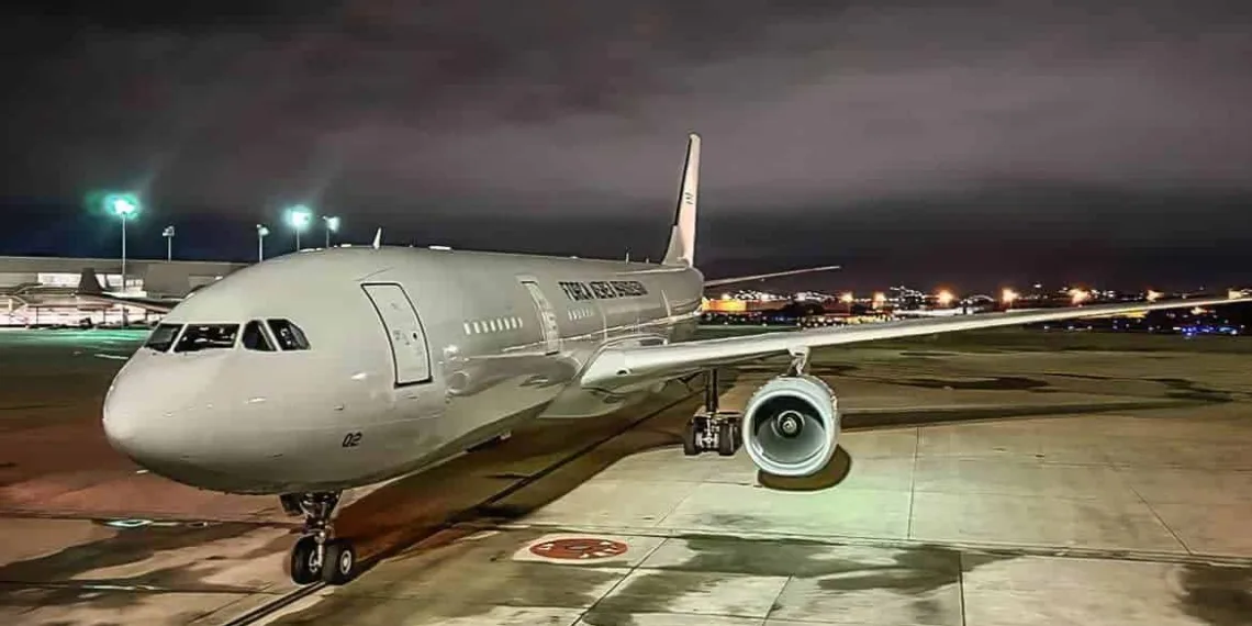 Aeronave KC-30 (Airbus A330 200), da FAB, pousou às 1h45 (horário de Brasília) com 215 brasileiros e 16 pets, após terem sido transportados em segurança das áreas de conflitos - Foto: Gov BR/ FAB