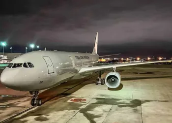 Aeronave KC-30 (Airbus A330 200), da FAB, pousou às 1h45 (horário de Brasília) com 215 brasileiros e 16 pets, após terem sido transportados em segurança das áreas de conflitos - Foto: Gov BR/ FAB
