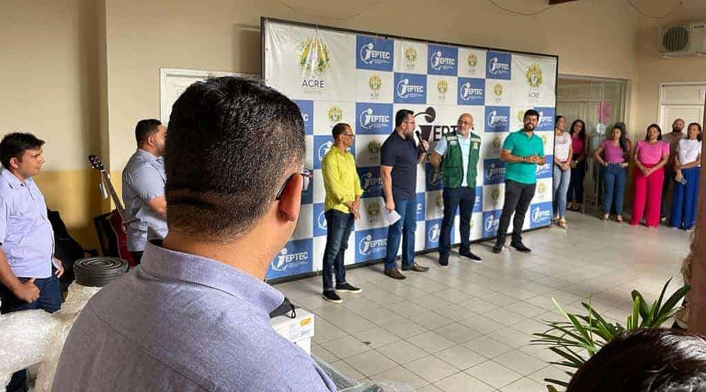 Colaboradores do Ieptec, unidade central, acompanharam o ato de entrega. Foto: Ascom/Ieptec