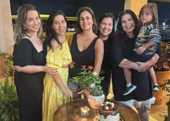 Fabíola Pinheiro,aniversariante do último sábado, foi surpreendida por grupo de amigas em comemoração