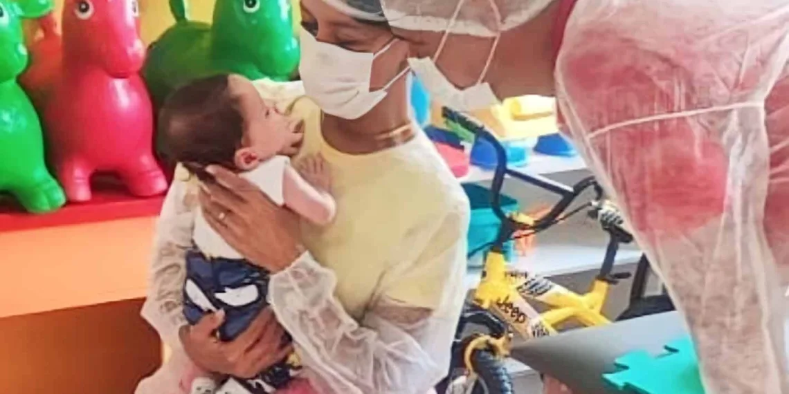Pais de Arthur Gael passam o Dia das Crianças ao lado do filho: 'comemoramos o mêsversário dele'