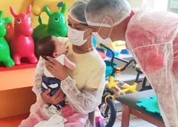 Pais de Arthur Gael passam o Dia das Crianças ao lado do filho: 'comemoramos o mêsversário dele'