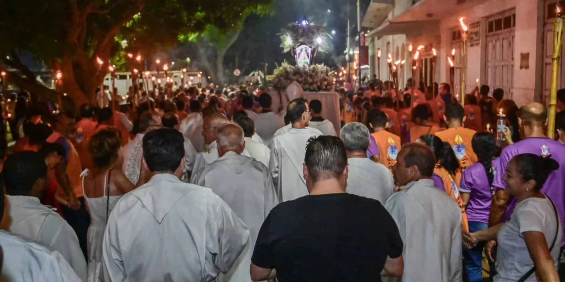 Senhora mãe da fé, alcança-nos a paz” foi o cântico entoado por milhares de fiéis. Foto: Diego Gurgel/Secom