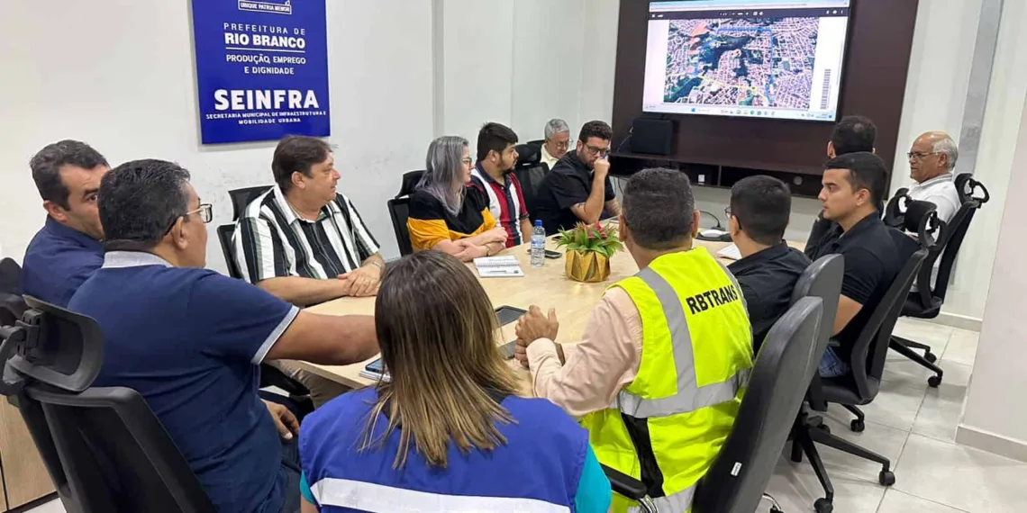 Prefeitura apresenta estratégias para minimizar transtornos durante as obras do viaduto da Dias Martins