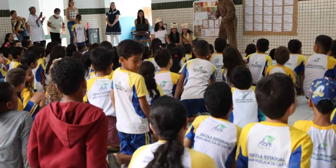 Na Capital, Cia de Teatro Expressão faz a alegria dos alunos da escola Professora Maria Angélica de Castro