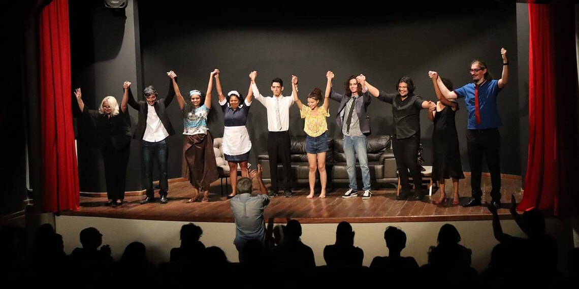 Com reflexões sobre valores e prioridades, espetáculo O $€GURO encanta a penúltima noite do projeto “Sesc e Fetac em Cena”