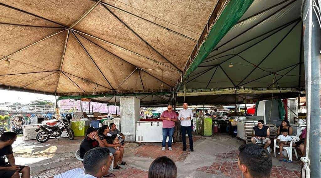 Titular da Seop se reúne com trabalhadores da Feira da Economia Solidária para explicar obra no entorno do Novo Mercado Velho. Foto: Ascom/Seop