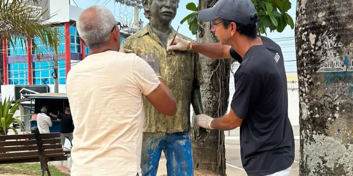 Artistas da FEM se voltam para limpar os vestígios de vandalismo e do tempo sofridos pela escultura. Foto: Carlos Alexandre/Secom