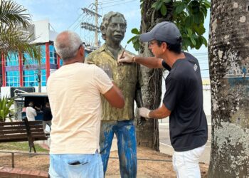 Artistas da FEM se voltam para limpar os vestígios de vandalismo e do tempo sofridos pela escultura. Foto: Carlos Alexandre/Secom
