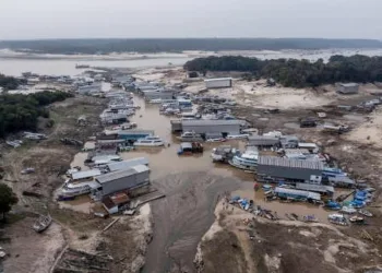 Em Manaus, Rio Negro atinge menor nível em 120 anos