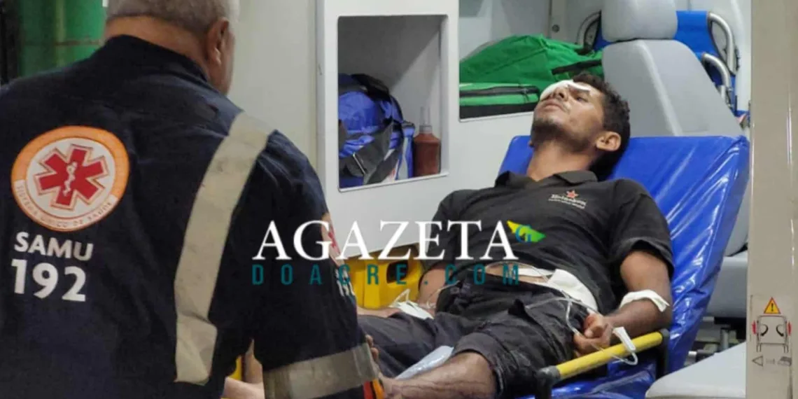Briga de 'amigos' acaba em facada e socos; vítima escapa em uma farmácia