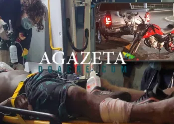 Motociclista fica gravemente ferido após colidir contra caminhonete