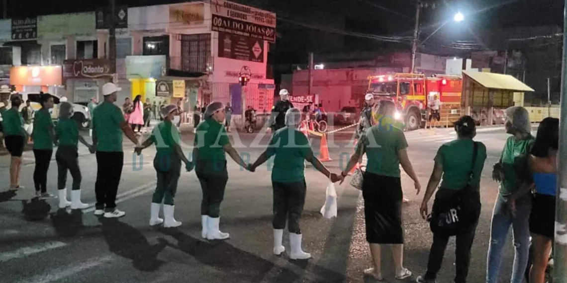 O terceirizados fizeram novi protesto na noite desta terça-feira (Foto: Cedida)