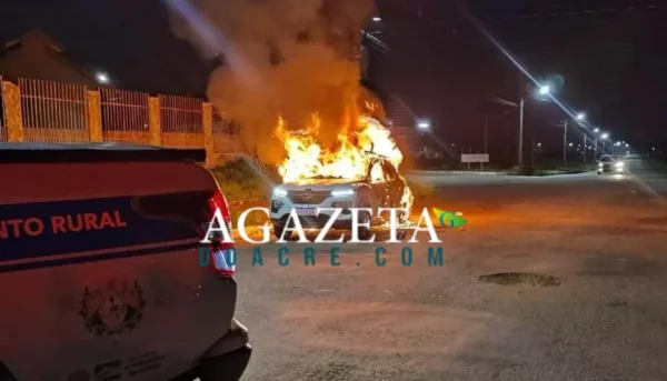Carro suspostamente usado em ataque na Cidade do Povo é incendiado