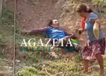 No Acre, mulher arrasta marido bêbado barranco abaixo para levá-lo para casa