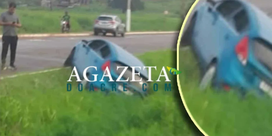 Água na pista faz carro deslizar e cair em valeta na Baixada da Sobral, no Acre