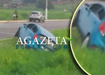 Água na pista faz carro deslizar e cair em valeta na Baixada da Sobral, no Acre