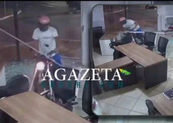 Vídeo mostra colisão entre motocicletas; motorista invade loja e foge do local