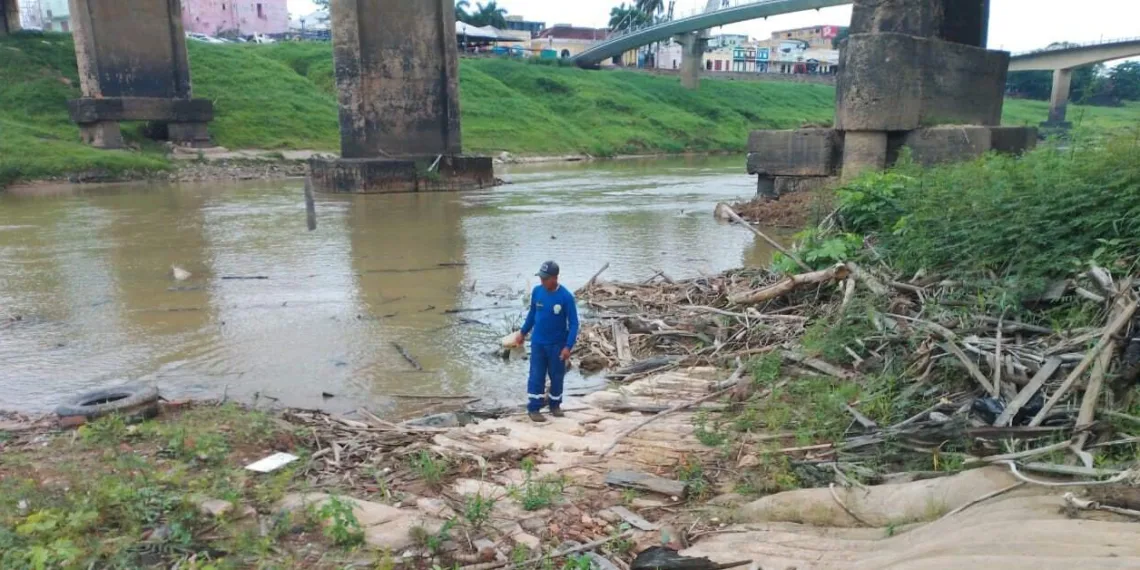 Equipe trabalha na limpeza dos pilares da ponte metálica. Foto: Ascom/Deracre