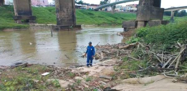 Deracre realiza limpeza dos pilares da Ponte Metálica