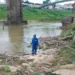 Equipe trabalha na limpeza dos pilares da ponte metálica. Foto: Ascom/Deracre