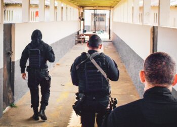Policiais Penais durante revista a presídio de Rio Branco. Foto: Clébson Vale/Iapen