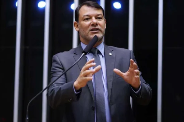 Roberto Duarte crítica incerteza na economia e chama política do Governo Lula de populista