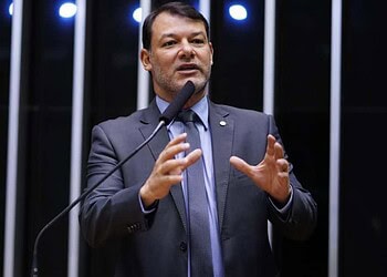 Roberto Duarte crítica incerteza na economia e chama política do Governo Lula de populista