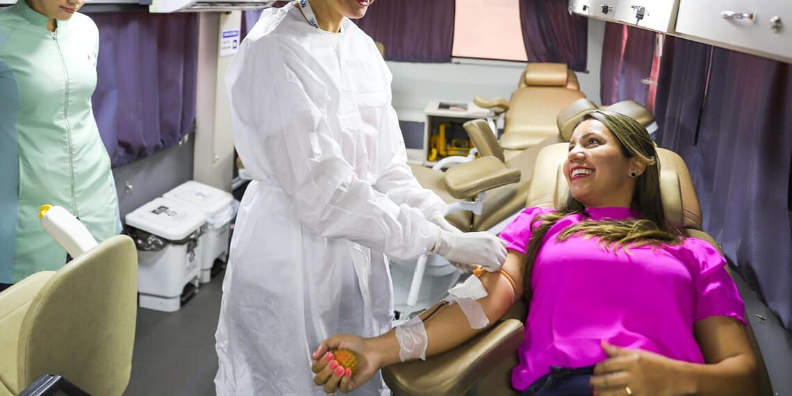 Presidente do Procon, Alana Albuquerque, doou sangue para estimular o gesto de amor e potencializar a campanha. Foto: Marcos Vicentti/Secom