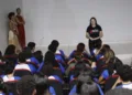 Grupo Nóis da Casa exibe performance sobre gravidez na adolescência na escola Humberto Soares