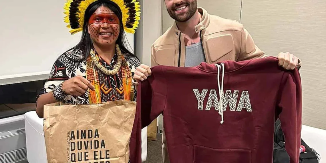 Artista indígena do Acre presenteia DJ Alok com nova coleção de marca local