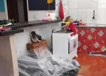 Temporal de quase uma hora inunda ruas e destelha casas em Cruzeiro do Sul; assista