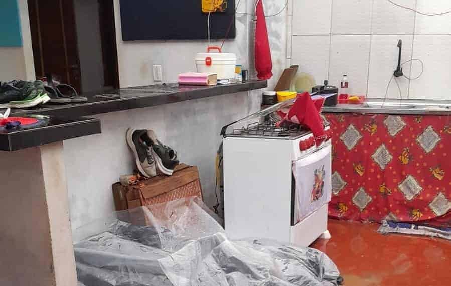 Temporal de quase uma hora inunda ruas e destelha casas em Cruzeiro do Sul; assista