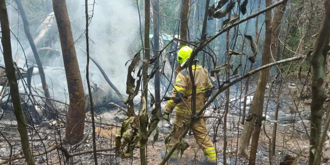 Incêndio segue sendo controlado pela equipe do Corpo de Bombeiros Militar. Foto: Corpo de Bombeiros do Acre