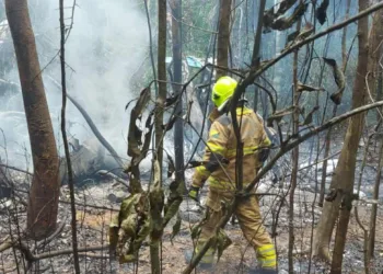 Incêndio segue sendo controlado pela equipe do Corpo de Bombeiros Militar. Foto: Corpo de Bombeiros do Acre
