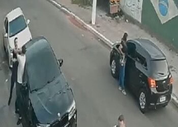 Vídeo mostra filho de vereador sendo agredido por promotor de eventos em frente a casa noturna no AC