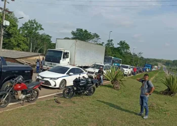 Moradores bloqueiam trecho da BR-364 próximo ao Aeroporto de Rio Branco; manifestantes exigem melhorias