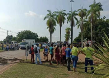 Após acordo, manifestantes liberam tráfego da BR-364 próximo ao Aeroporto de Rio Branco