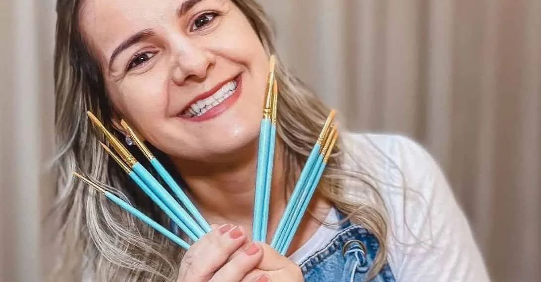 Claudielly confecciona os terços e as artes sacras com as próprias mãos: 'uma nova forma de evangelizar', diz (Foto: Cedida)