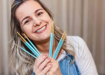 Claudielly confecciona os terços e as artes sacras com as próprias mãos: 'uma nova forma de evangelizar', diz (Foto: Cedida)