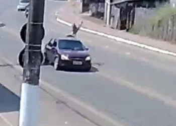 Vídeo mostra momento em que motociclista se choca contra traseira de carro