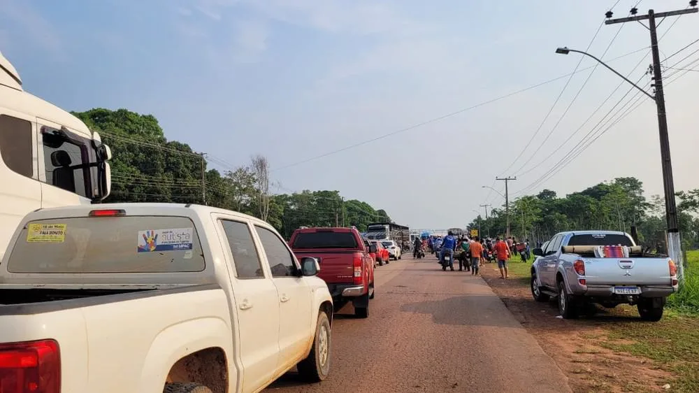Manifestantes bloqueiam tráfego na rodovia AC-40 pedindo melhorias na infraestrutura de ramal