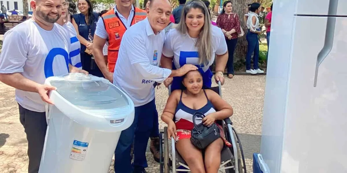 Bocalom inicia entrega de eletrodomésticos e móveis para famílias atingidas pelo alagamento na Capital acreana