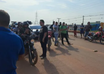 BR 364 é fechada por moradores do Belo Jardim que pedem melhorias no bairro