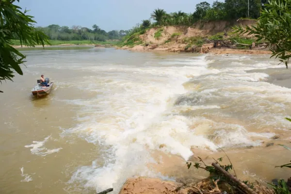 Pesquisadores coletam dados na cachoeira do Abraão para estudar potencial turístico